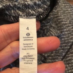 lululemon athletica Tops - Like New Lululemon Size 4 Long Sleeve lululemon athletica Tops - Like New Lululemon Size 4 Long Sleeve